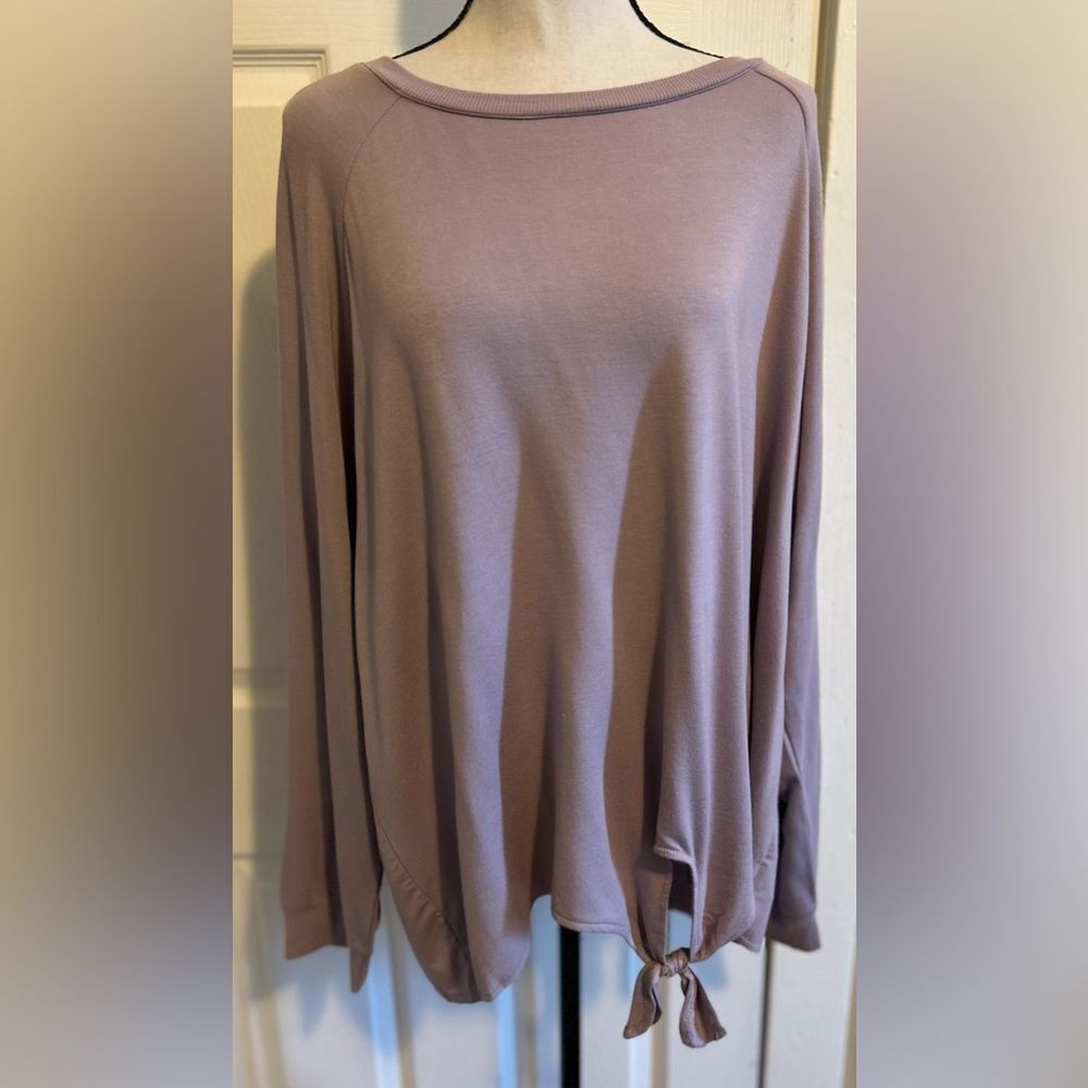 Lacey Chabert Top Size 2XL